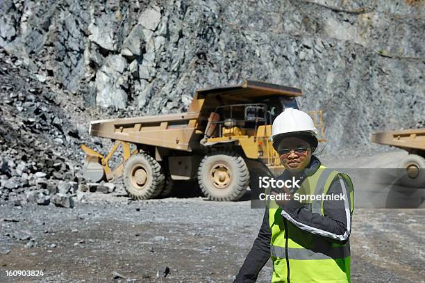 Mina Feminino Supervisiona Oficial De Trabalho - Fotografias de stock e mais imagens de Exploração Mineira - Exploração Mineira, Mulheres, Engenheiro