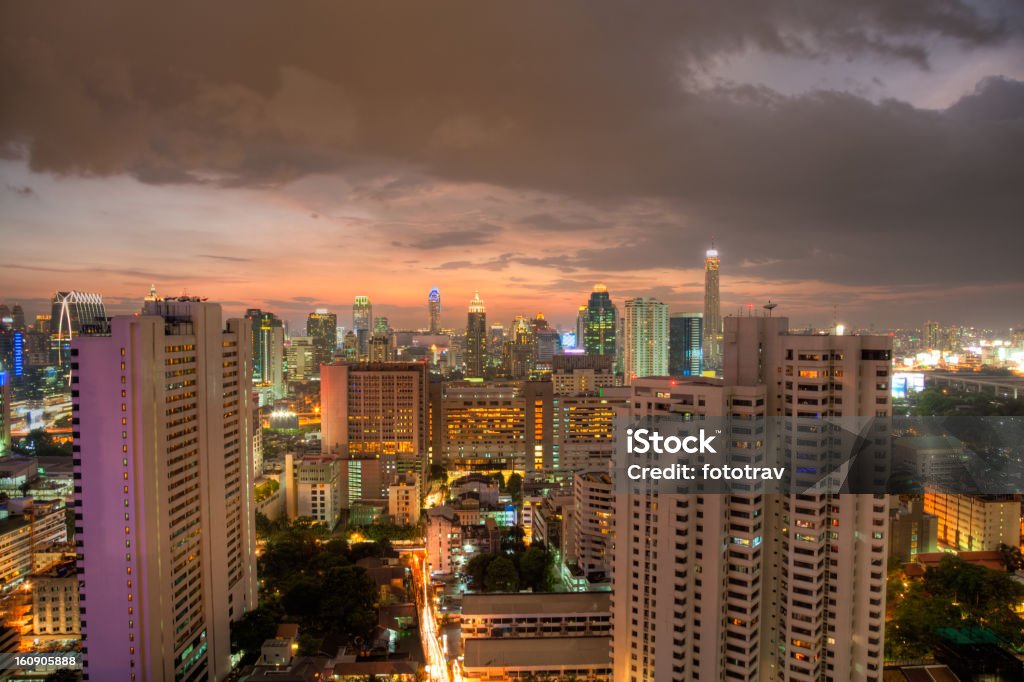 Horizonte da cidade de Bangkok ao pôr do sol - Royalty-free Anoitecer Foto de stock