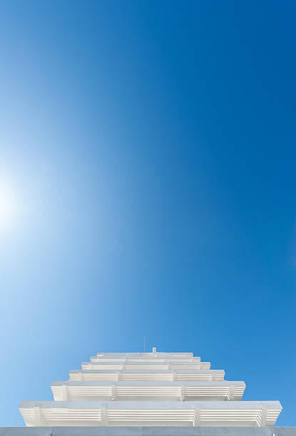 Abstrato fascade de um prédio com belo céu azul - foto de acervo