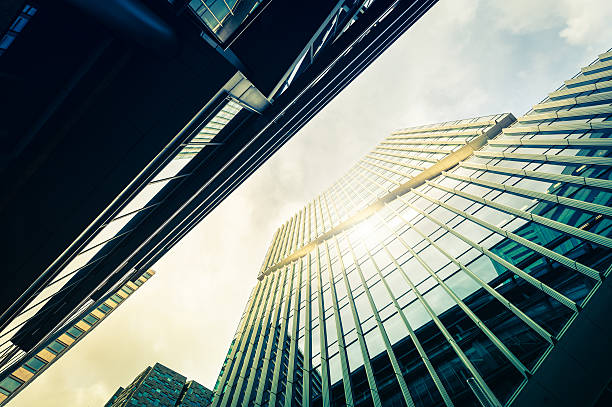 Edifícios de escritórios modernos com sol cópia do windows - foto de acervo