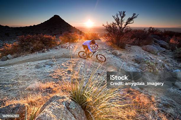 Photo libre de droit de Vtt Paysage Au Coucher Du Soleil banque d'images et plus d'images libres de droit de Activité de loisirs - Activité de loisirs, Adulte, Adulte d'âge moyen