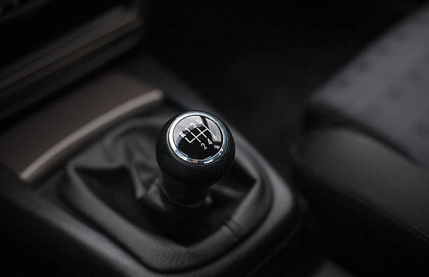 коробка передач шесть скорость - gearshift change gear car стоковые фото и изображения