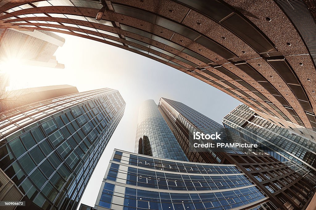 Biuro skysraper w słońcu - Zbiór zdjęć royalty-free (Frankfurt nad Menem)