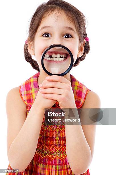 Mädchen Mit Zahn Durch Ein Vergrößerungsglas Stockfoto und mehr Bilder von Vergrößerungsglas - Vergrößerungsglas, Kind, Zahnpflege