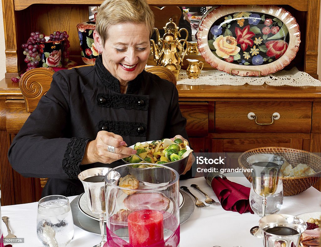 Donna matura alla Cena in vacanza - Foto stock royalty-free di Prosciutto