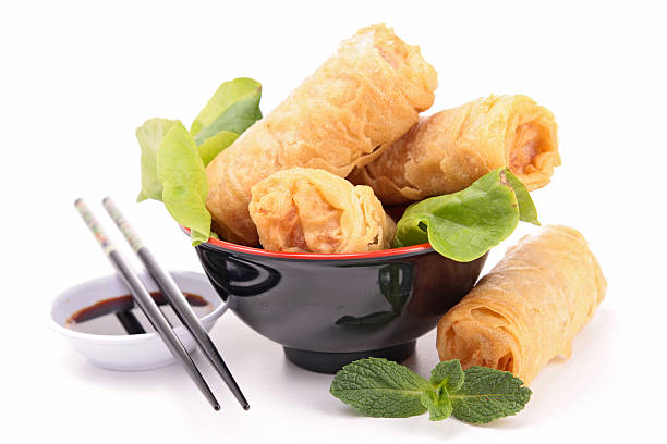 isolated spring rolls in the mug and two chinese sticks - 春卷 個照片及圖片檔