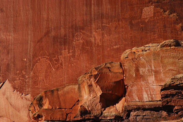 национальный парк petroglyphs captiol риф - captiol стоковые фото и изображения