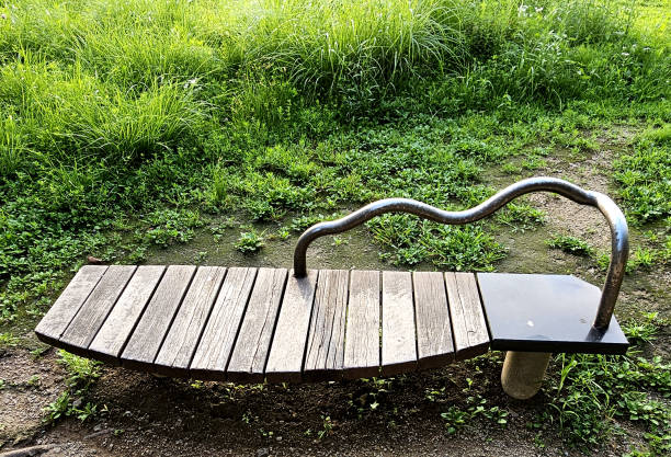 wooden bench in the park\n공원속 나무 벤치
