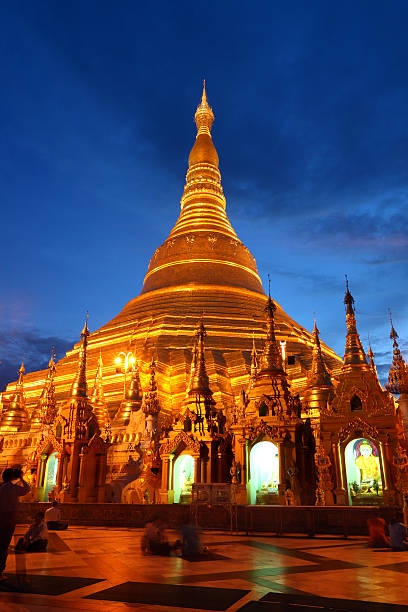 pagode de shwedagon à noite - ancient architecture buddhism burmese culture - fotografias e filmes do acervo