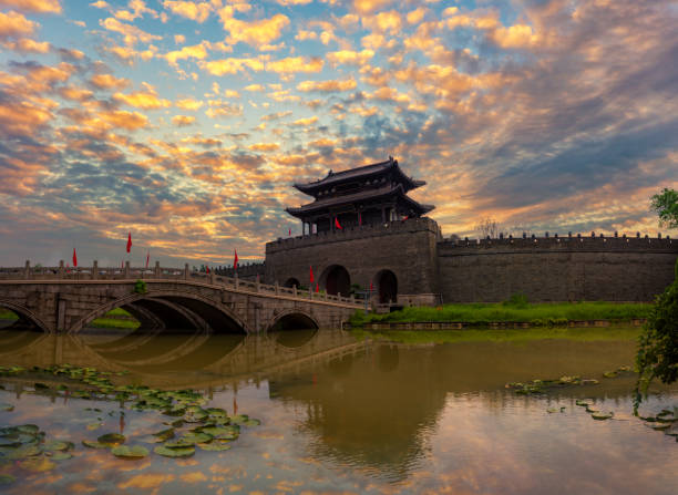 Sunset in Taierzhuang. The World Cultural Heritage site of Tai'erzhuang Ancient Town is at the center of the Beijing–Hangzhou Grand Canal, nestled in Tai'erzhuang, Zaozhuang City, Shandong Province. grand canal china stock pictures, royalty-free photos & images