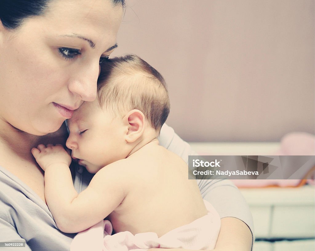 Mother Holding Her Baby Girl dormitorio - Foto de stock de Agarrar libre de derechos