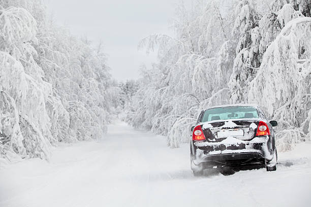 veicolo su strada di inverno e fumo dal tubo di scarico - rear view winter blizzard nordic countries foto e immagini stock