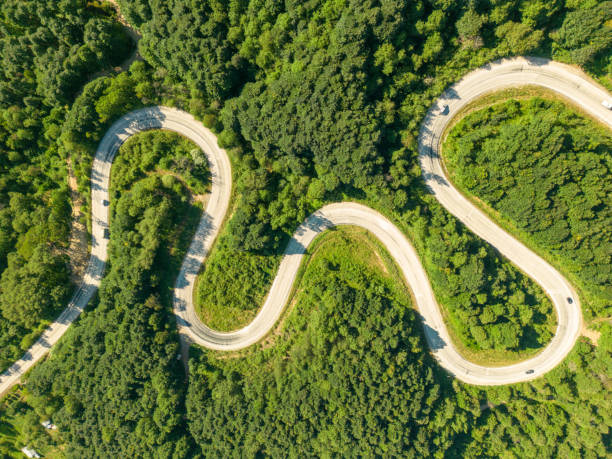 drohnenansicht der kurvenreichen straße von der stadt domanic in kutahya in richtung inegöl - double bend sign fotos stock-fotos und bilder