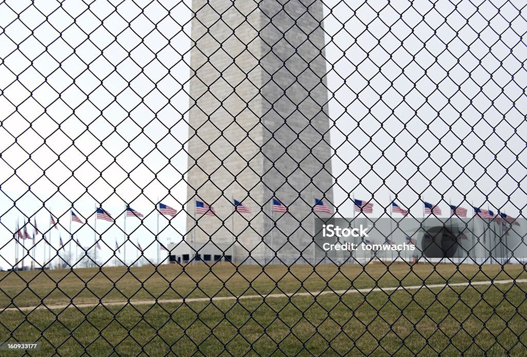 Washington Monument, umgeben von Maschendrahtzaun - Lizenzfrei Flagge Stock-Foto