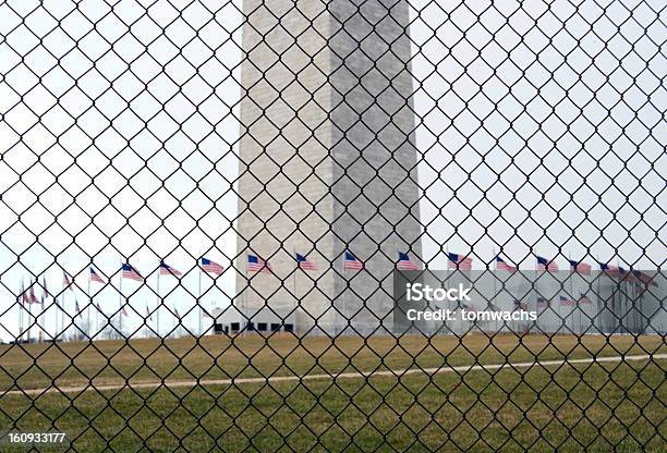 Washington Monument Umgeben Von Maschendrahtzaun Stockfoto und mehr Bilder von Flagge - Flagge, Fotografie, Hauptstadt