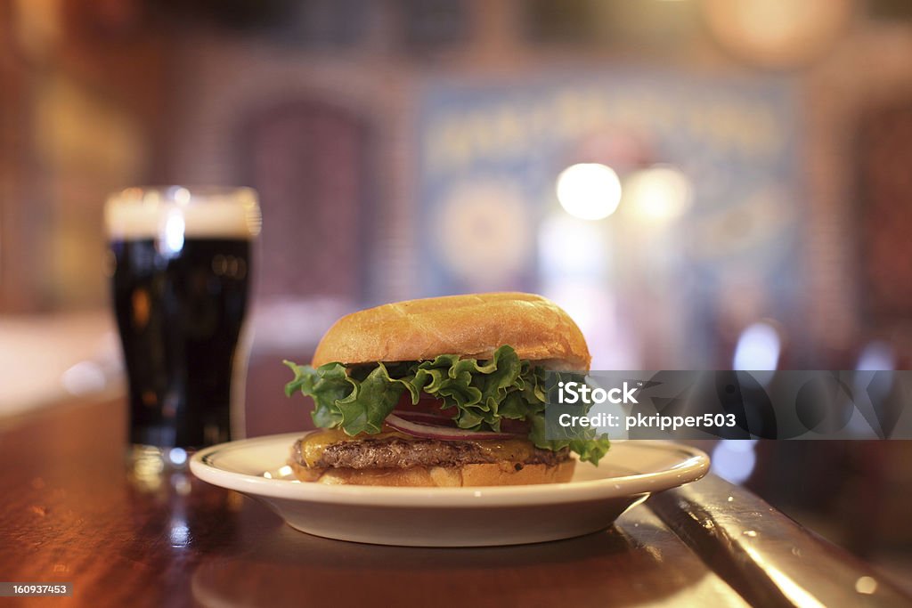 Cerveja escura e cheeseburger - Royalty-free Hambúrguer - Comida Foto de stock