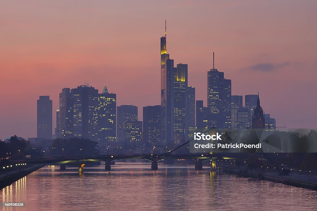 Skyline di Francoforte al tramonto - Foto stock royalty-free di Acqua