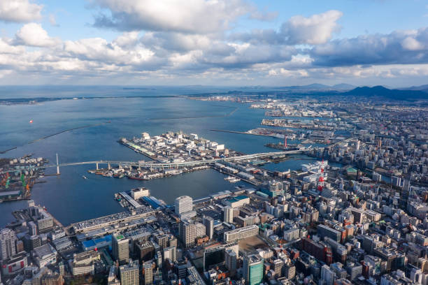 Townscape surrounding Hakata Bay (above Fukuoka City, Fukuoka Prefecture) The cityscape surrounding Hakata Bay in the sky above Fukuoka City, Fukuoka Prefecture (before landing at Fukuoka Airport) on a sunny morning in December 2022. 飛行機 stock pictures, royalty-free photos & images