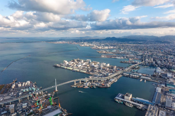 Townscape surrounding Hakata Bay (above Fukuoka City, Fukuoka Prefecture) The cityscape surrounding Hakata Bay in the sky above Fukuoka City, Fukuoka Prefecture (before landing at Fukuoka Airport) on a sunny morning in December 2022. 飛行機 stock pictures, royalty-free photos & images
