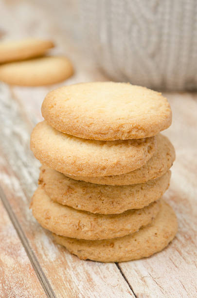 куча cookie на деревянном столе - shortbread стоковые фото и изображения