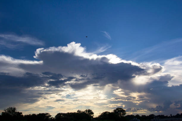 atmosfera nel cielo serale con una varietà di bellissimi colori e forme da immaginare e ci sono molte nuvole che fluttuano nell'aria simili a ritorno un grande aereo che ha volato via. - air cloud sun cirrocumulus foto e immagini stock