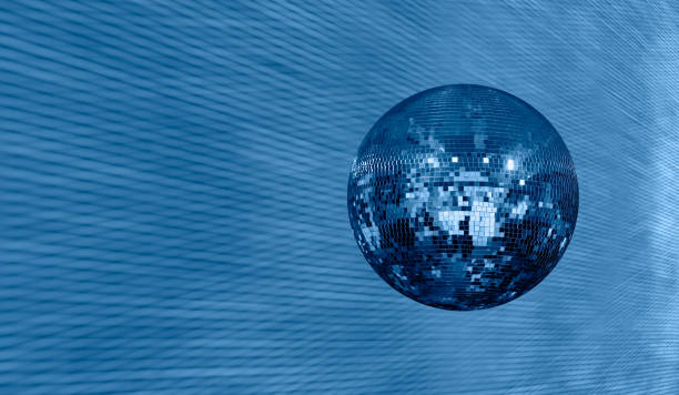 party disco mirror ball riflettendo luci blu - dance and electronic blue shiny empty foto e immagini stock
