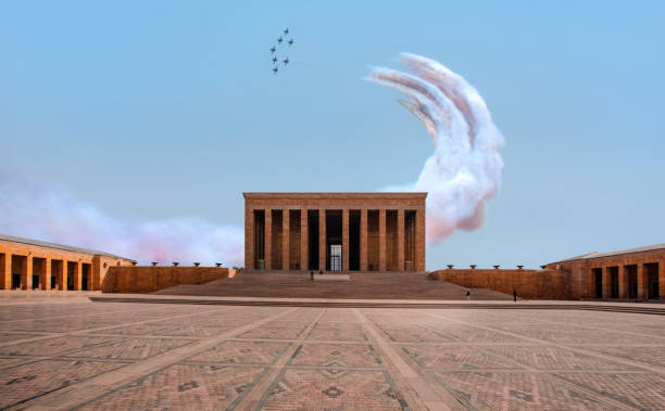 mausoleo di ataturk - pattuglia acrobatica dell'aeronautica militare che esegue un volo dimostrativo sul mausoleo di anitkabir - ankara turchia - air force teamwork fighter plane airplane foto e immagini stock