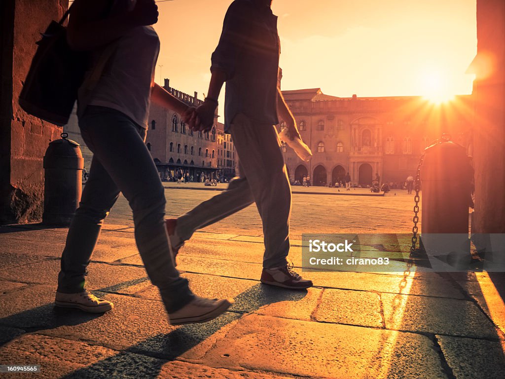 ビーチを散歩するカップルで、街に沈む夕日 - ボローニャのロイヤリティフリーストックフォト