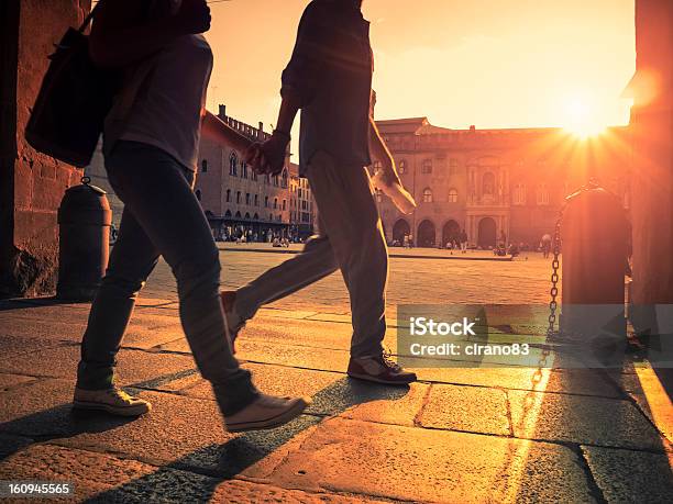 ビーチを散歩するカップルで街に沈む夕日 - ボローニャのストックフォトや画像を多数ご用意 - ボローニャ, 人物, カップル