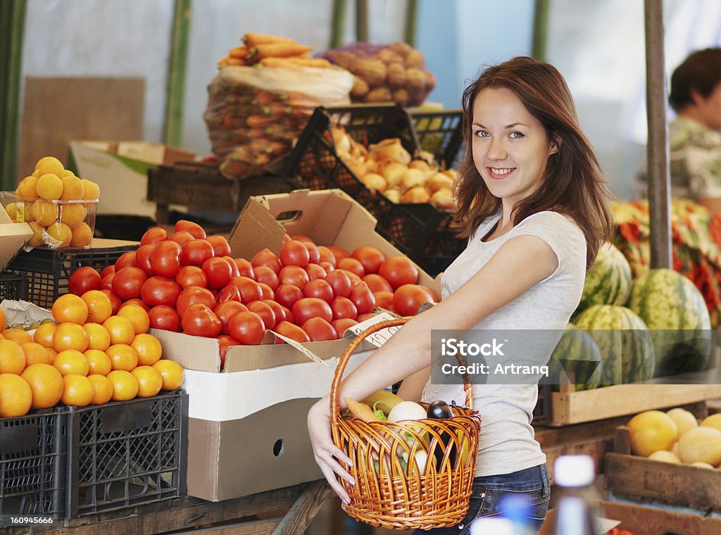 Uśmiechnięta Dziewczyna na rynku - Zbiór zdjęć royalty-free (Sklep ze zdrową żywnością)
