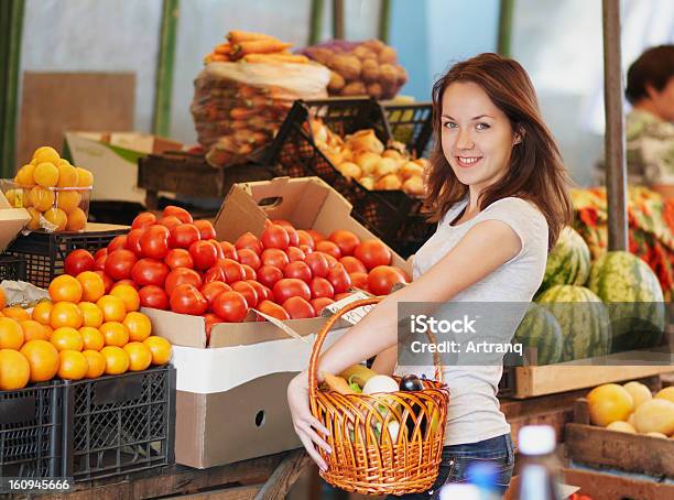 Uśmiechnięta Dziewczyna Na Rynku - zdjęcia stockowe i więcej obrazów Sklep ze zdrową żywnością - Sklep ze zdrową żywnością, Cebula, Chwytać