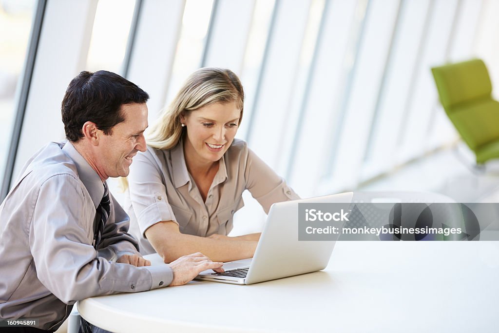Geschäftsleute haben treffen um den Tisch In modernen Büro - Lizenzfrei Offizielles Treffen Stock-Foto