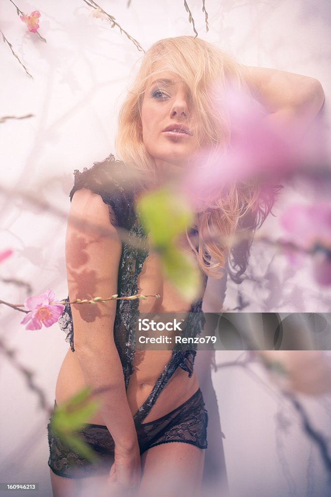 portrait de femme de printemps à la fleur de pêche - Photo de Adulte libre de droits