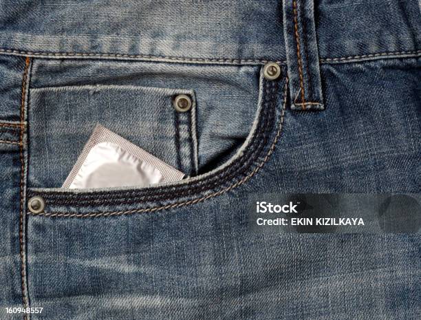 Preservativo No Jeans Bolso - Fotografias de stock e mais imagens de Abstrato - Abstrato, Algodão, Azul