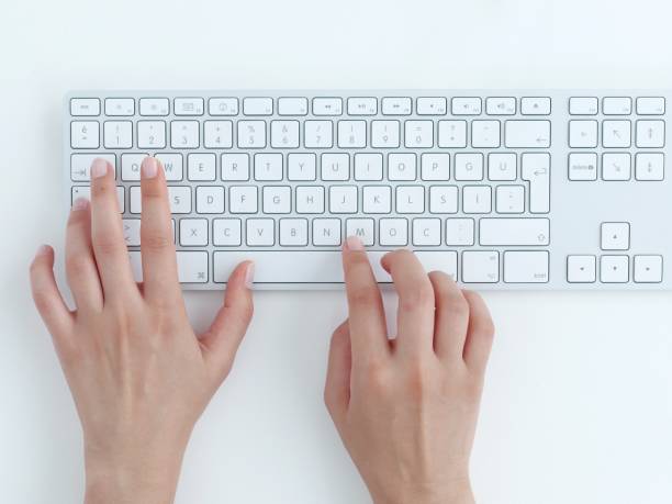 taper sur le clavier. - enter key computer keyboard computer white photos et images de collection