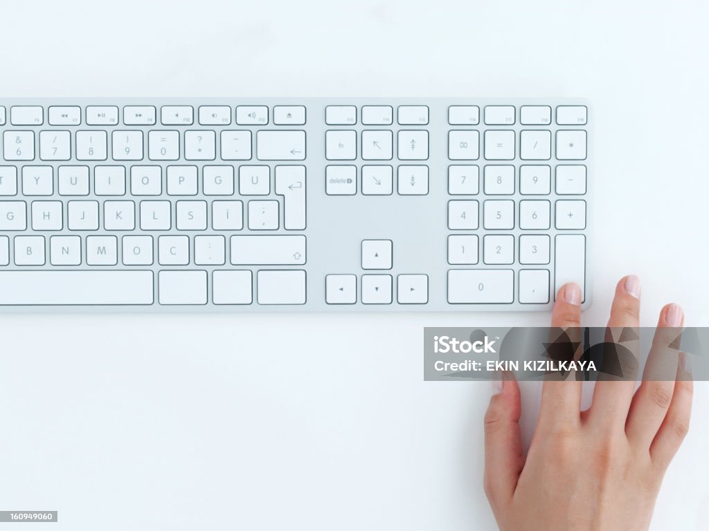 Mãos em um teclado de computador branco - Foto de stock de Acessibilidade royalty-free