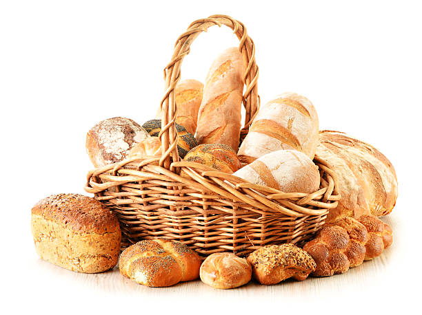 pain et petits pains dans le panier en osier isolé sur blanc - bread bread basket basket whole wheat photos et images de collection