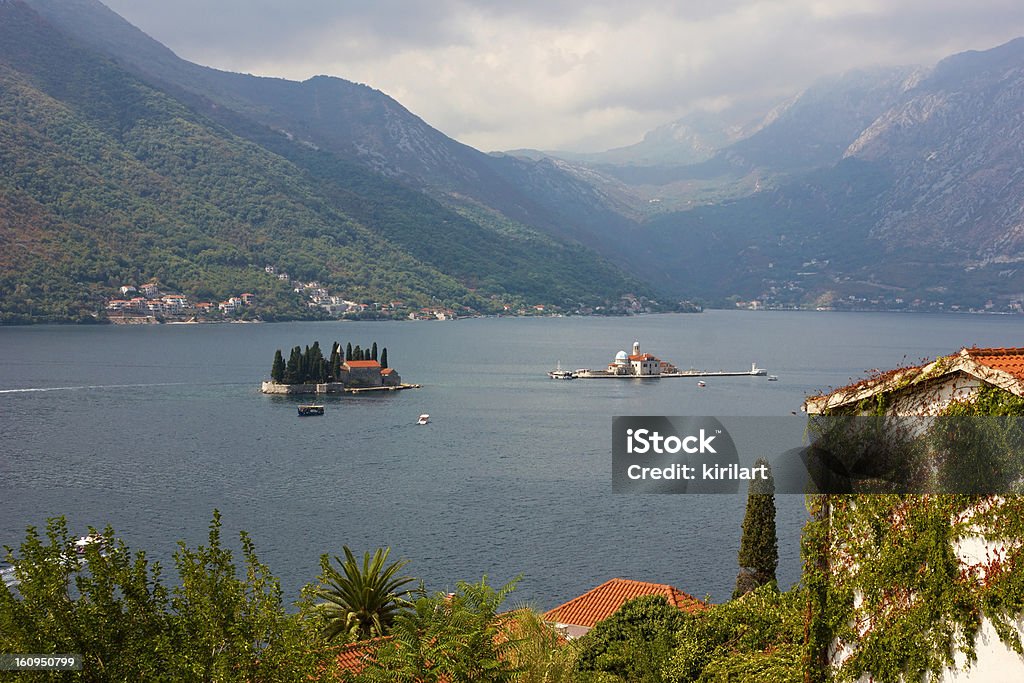 Panoramablick auf die Bucht von Kotor mit dem Kloster - Lizenzfrei Adriatisches Meer Stock-Foto