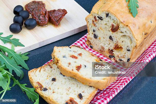 Torta Con Pomodori Essiccati E Olive Nere - Fotografie stock e altre immagini di Pane - Pane, Oliva, Pomodoro secco