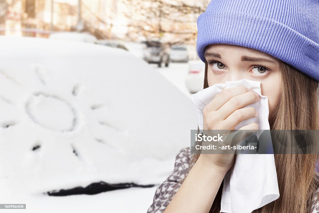 Молодая девушка с холодной - Стоковые фото 14-15 лет роялти-фри