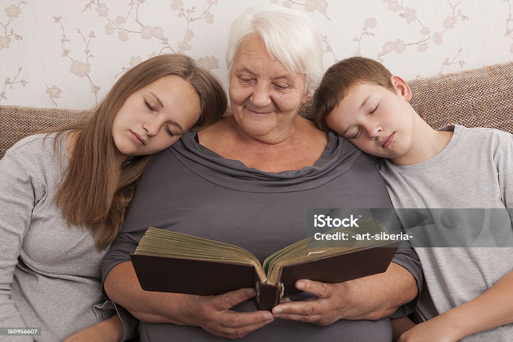 Familia viendo de fotos - Foto de stock de Abrazar libre de derechos