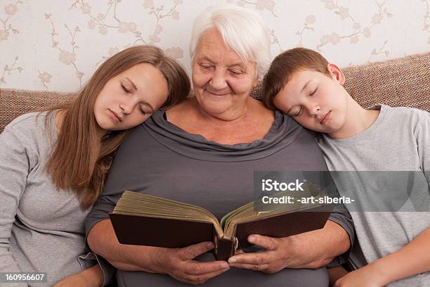 Foto de Visualização De Fotos De Família e mais fotos de stock de Abraçar - Abraçar, Adulto, Aposentadoria