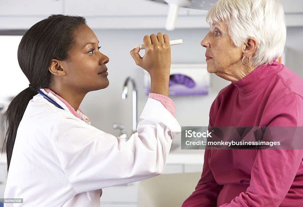 의사에게 검사 노인 여성 환자의 아이즈 - 로열티 프리 눈 검사 스톡 사진