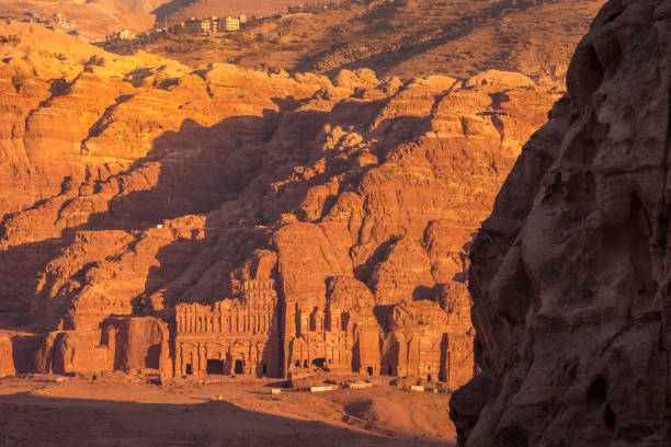петра, иорданская королевская и коринфская гробницы - petra antiquities jordan middle east стоковые фото и изображения