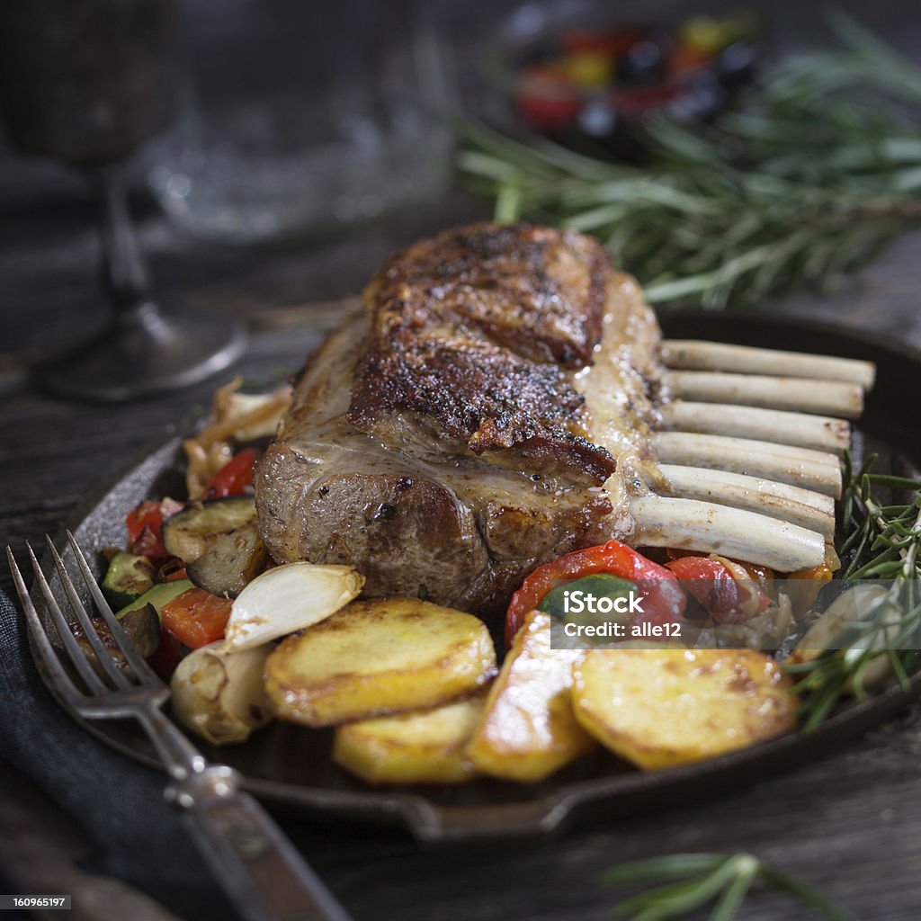 Corona di agnello con verdure - Foto stock royalty-free di Agnello - Carne