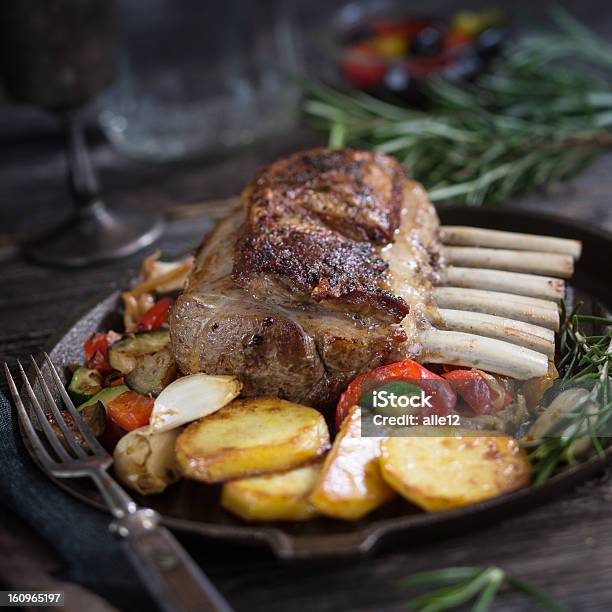 Corona Di Agnello Con Verdure - Fotografie stock e altre immagini di Agnello - Carne - Agnello - Carne, Quadrato - Composizione, Corona di agnello