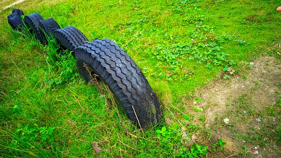 Unused car tires are used as fences, used tires