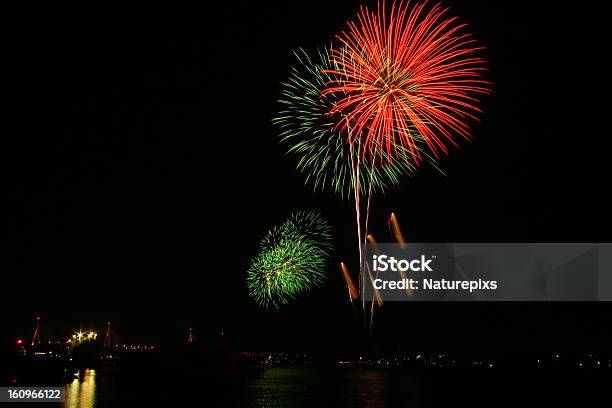 Fogo De Artifício - Fotografias de stock e mais imagens de 4 de Julho - 4 de Julho, Arte, Cultura e Espetáculo, Brilhante - Fogo de Artifício