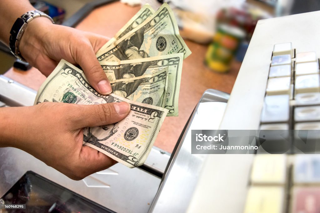 Store Kassierer zählen der Bar - Lizenzfrei Geldschein Stock-Foto