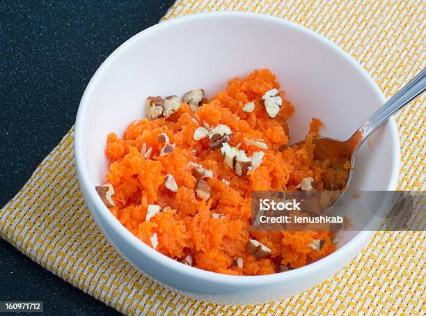 Salat Von Möhren Und Nüssen Stockfoto und mehr Bilder von Abnehmen - Abnehmen, Bildhintergrund, Carotine